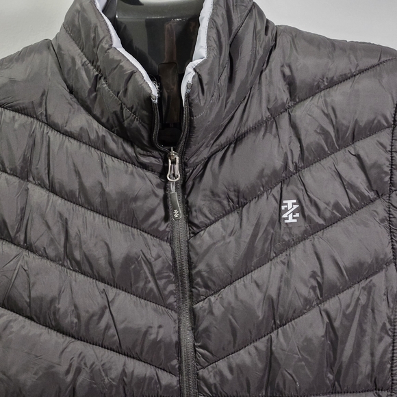 IZOD Men's Puffer Vest Jacket Size 2XL Full Zip Pockets Lightweight Black Comfy - Picture 1 of 8
